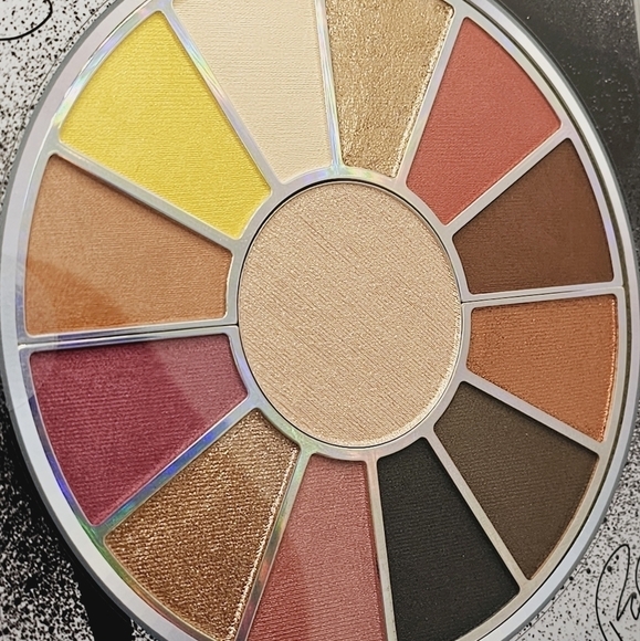 Milani x Salt-n-Pepa Hot, Kool and Vicious Eyeshadow & Highlighter Palette - Picture 5 of 6